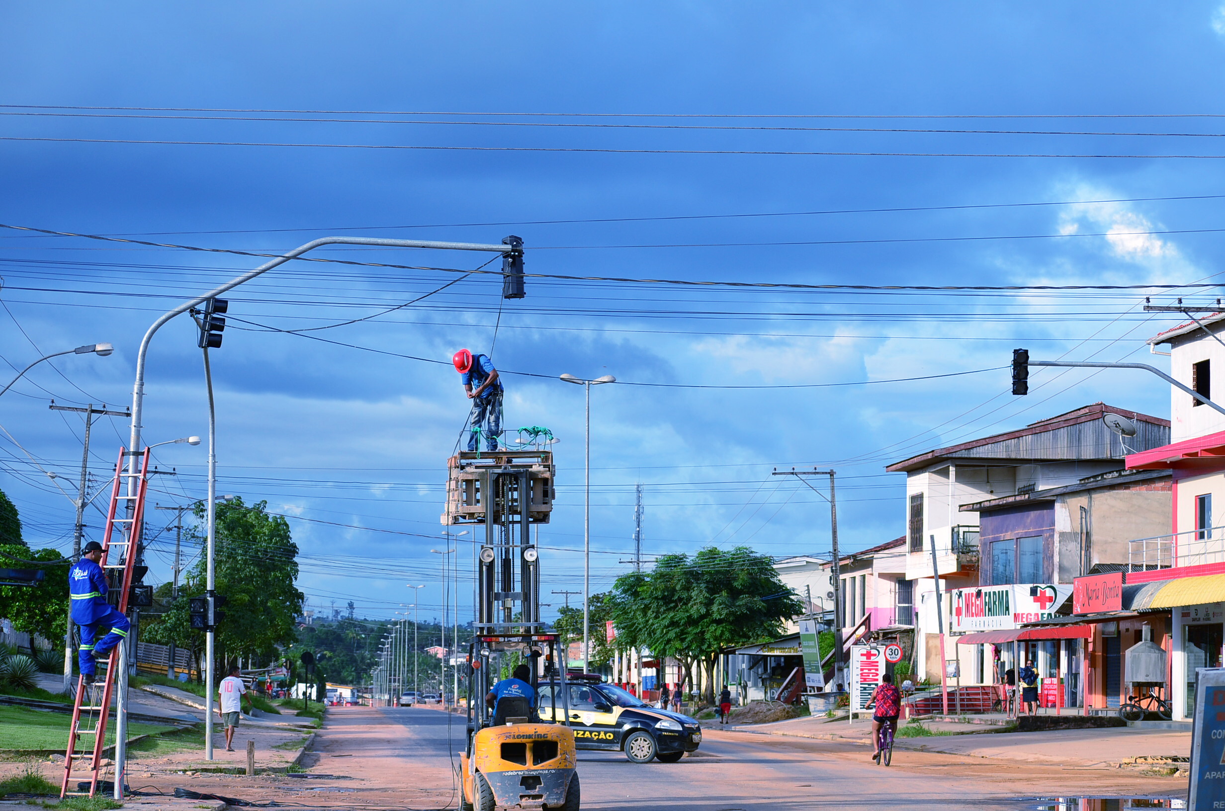 Prefeitura instala novo semáforo no centro do agreste em Laranjal do Jari.